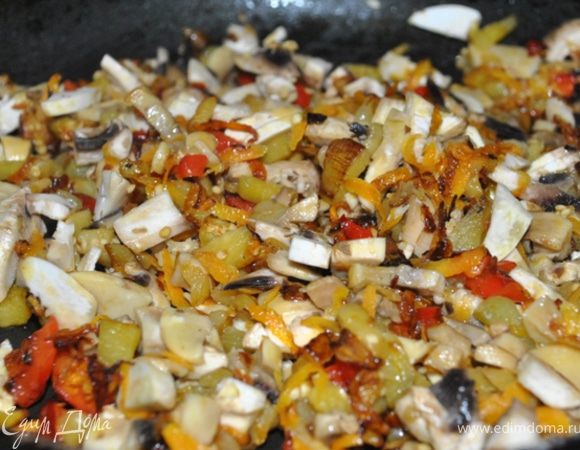 Дабавляем порезанную кубиками мякоть из баклажанов. Через 5 минут грибы. Обжариваем еще 5 минут.