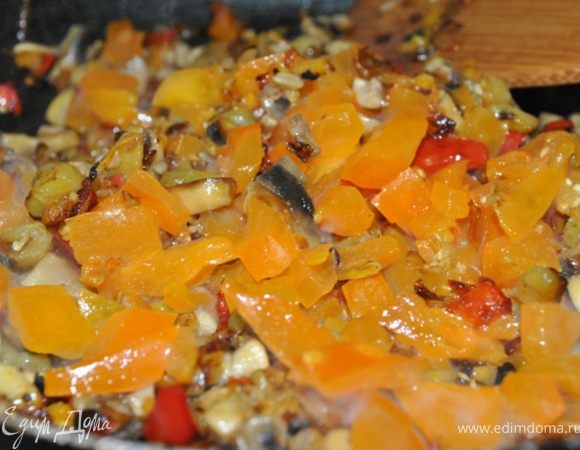 Добавляем помидоры, жарим еще 2 минуты. Снимаем с огня. Даем остыть.