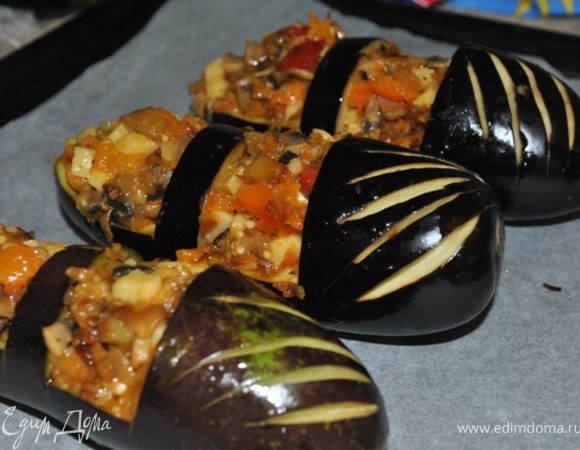 Нафаршировать баклажаны подготовленной начинкой. запекать в духовке при тем-ре 200 гр. 20-30 минут.
