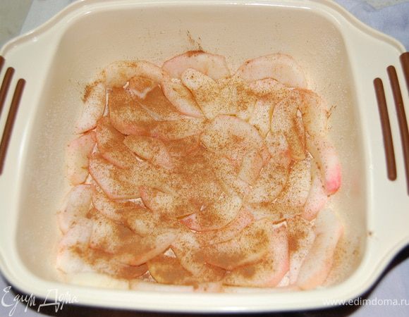 Яблоки очистить и порезать на тонкие ломтики. Небольшой противень (20*20) смазать маслом и присыпать манкой. Уложить яблоки одним слоем, посыпать корицей.