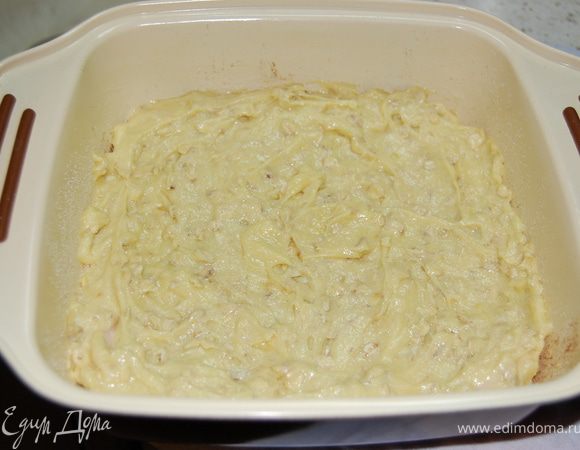 Размягченное сливочное масло, яйцо, муку, разрыхлитель, хлопья, сахар тщательно перемешать... и вылить на яблоки