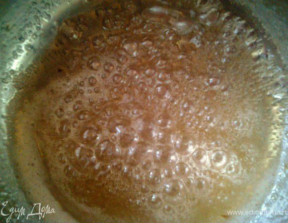 Насыпать сахар в сковороду, налить воду и на медленном огне приготовить карамель до нежно коричневатого цвета. Можно подержать еще если вы хотите, чтобы соус был потемнее.