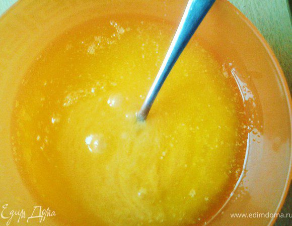 Яйца взбить как для омлета с молоком. 