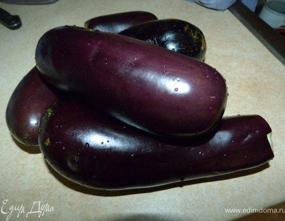 Моем баклажаны, обрезаем плодоножки...