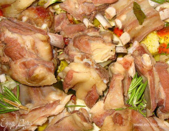 Все очень просто: бараньи ребра разделить на порционные куски и отварить в небольшом количестве воды с морской солью, черным перцем и лаврушкой. Варить минут 30 на среднем огне.