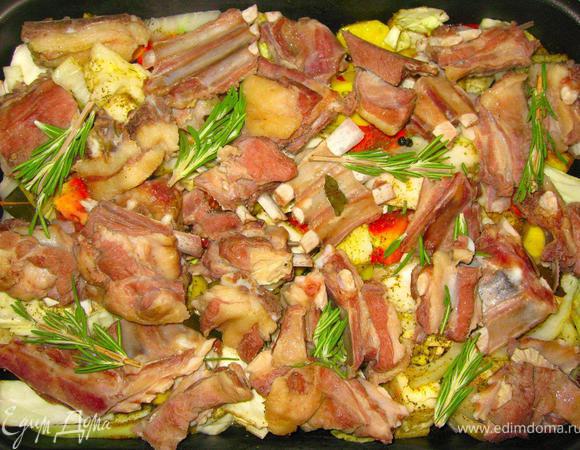 Вытащить баранину шумовкой из кастрюли и разложить поверх овощей. Добавить 2-3 веточки свежего розмарина и 500 мл бульона, оставшегося в кастрюле.