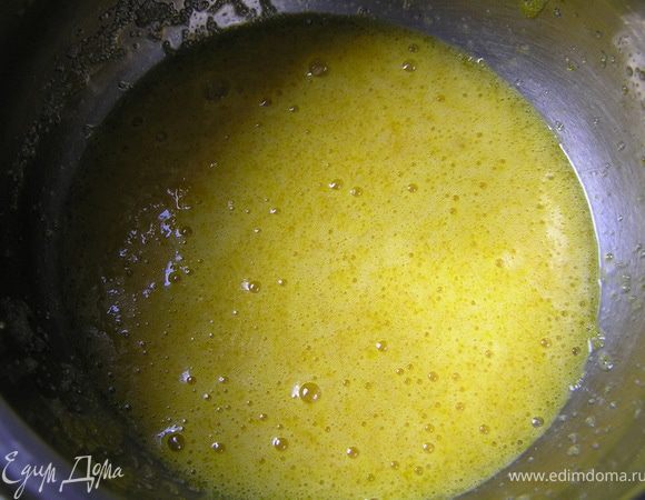 Яйца немного взбить с сахаром,