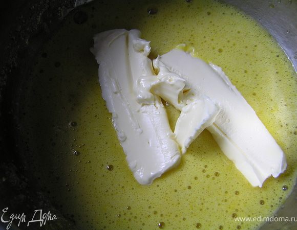 добавить размягченное сливочное масло, перемешать,