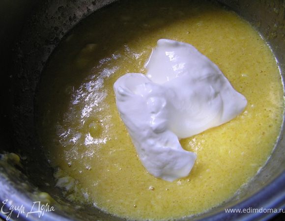 добавить сметану, еще перемешать, 
