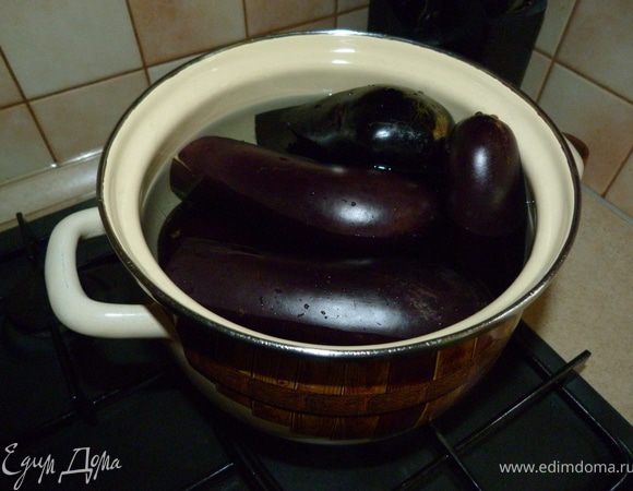 Помещаем баклажаны в кастрюлю с водой и варим 5-7 минут с момента закипания. Они должны легко протыкаться ножом, но быть упругими.