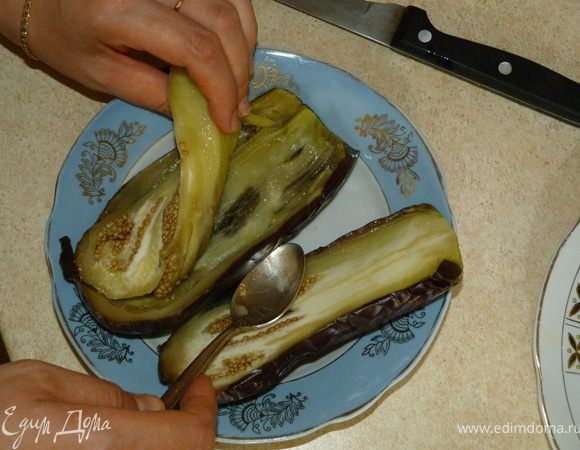 Готовые баклажаны вынуть из воды, дать остыть.Затем каждый разрезаеп вдоль на две части и аккуратно ложкой вынимаем мякоть. Получаются формочки толщиной до 5мм.