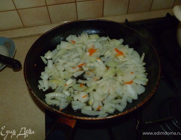 Готовим начинку по первому варианту.
Лук режем полукольцами(или как вам нравится) и обжариваем на растительном масле до золотистого цвета.