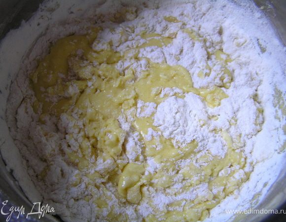 всыпать муку, разрыхлитель и ванилин, тщательно перемешать. 






