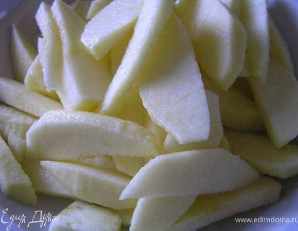 Яблоки очистить от кожуры, вырезать сердцевину, нарезать кусочками.


