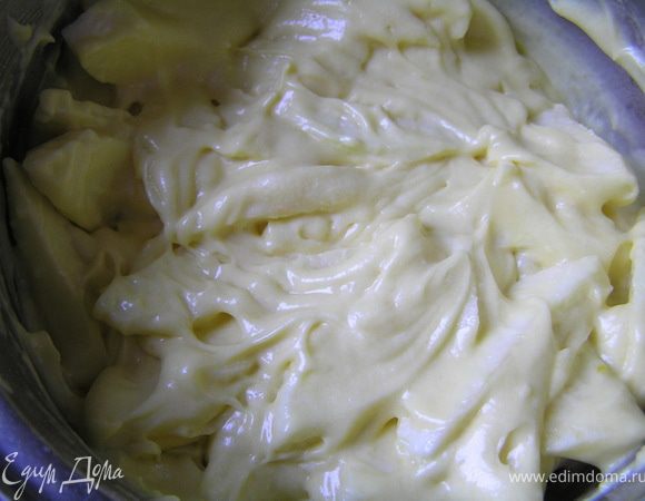 Яблоки добавить в тесто, перемешать.






