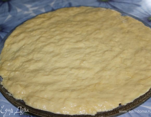 Разделить тесто на 2 части.
1 СПОСОБ приготовления в СВЧ:
Распределить тесто на стеклянном блюде для СВЧ по всей поверхности. (Чтобы тесто не прилипало к рукам, руки смажьте растительным маслом)