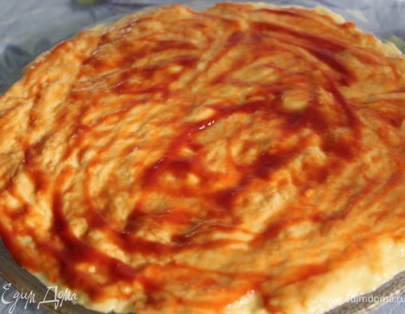 Тесто смазываем кетчупом.