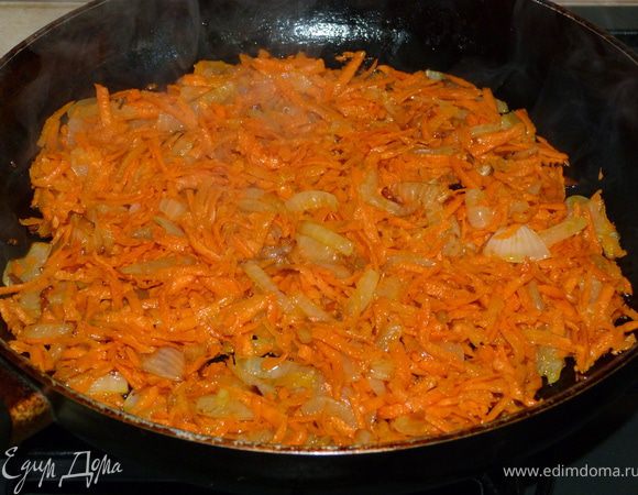 Морковь трём на крупной тёрке  идобавляем к луку. После этого надо добавить шампиньоны или любые другие грибы, жаль, у меня их не оказалось.Но, поверьте, и без них это ооочень вкусно! Я думаю, что в эту начинку можно добавить ещё много чего(болгарский перец, помидоры, кукурузу, рис и т.д.), но сейчас я излагаю именно такой вариант рецепта, с каким я познакомилась впервые.
