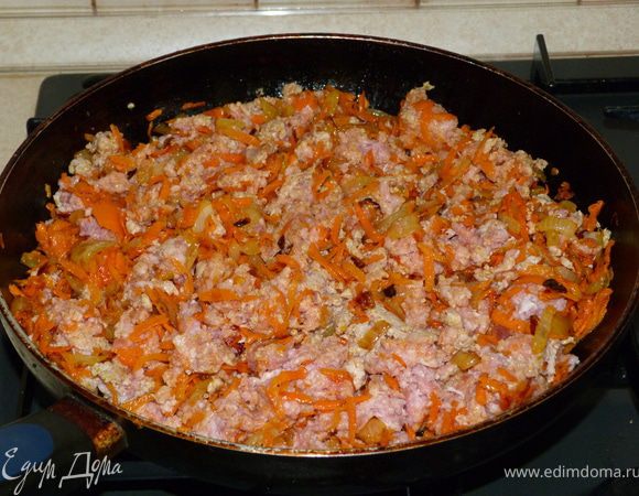 Когда морковь немного подрумянится, добавляем фарш. У меня свинной.