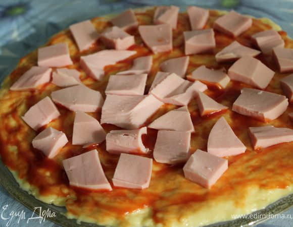 Сверху выложить порезанную колбасу.