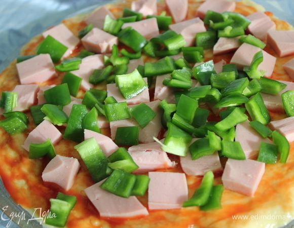 Сверху колбасы мелко порезанный перец.