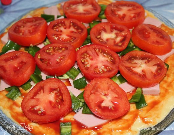 Сверху перца, порезанные кружочками помидоры.