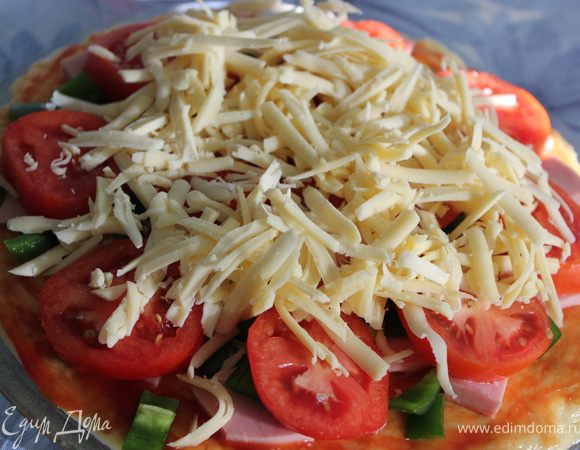 И поверх помидоров тертый сыр насыпать.