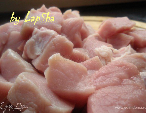 Мясо моем, сушим бумажным полотенцем и нарезаем на средний кубики. Примерно 2Х2 см.