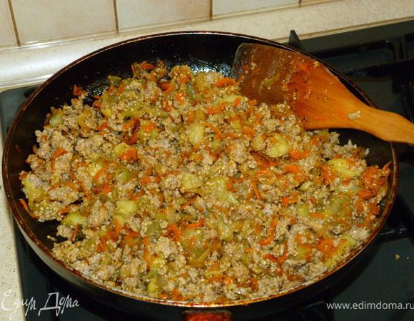 Мякоть баклажан нарезать кубиками и добавить ко всем ингридиентам. Дальше солим, перчим, добавляем любимые травки и доводим до готовности.  