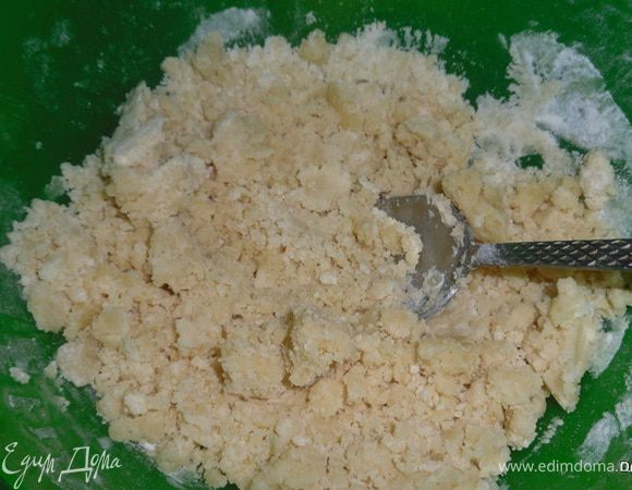 Сливочное масло и муку растираем руками в крошку,