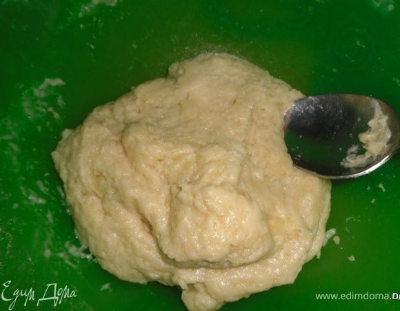 добавляем сахар, пиво и вымешиваем тесто хорошо