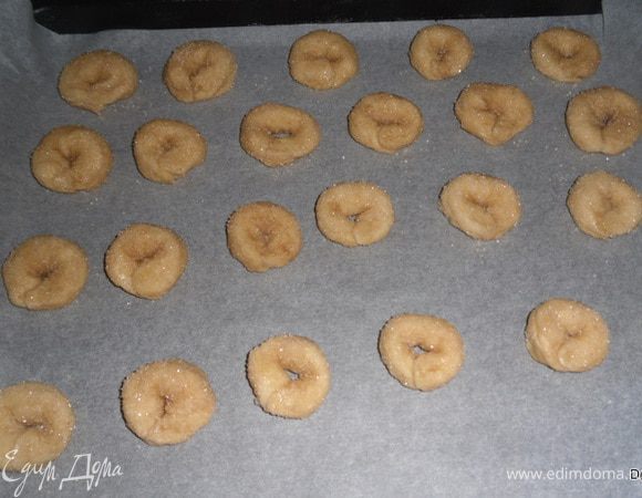  кладем в пакет и в холодильник на 1 час. Охлажденное тесто делим на 24 части, скатываем их в шарики, потом каждый шарик в жгутик длиной 10 см, и обваливаем его в сахаре. Соединяем края и выкладываем на противень, выстланный пергаментом.