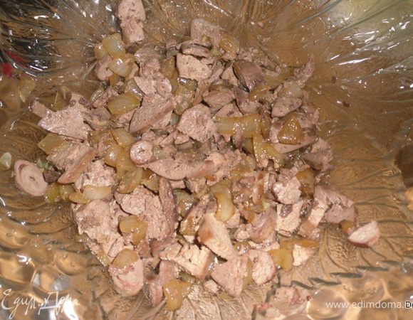 Печень и сердца обжариваем и режем кусочками.На этой же сковородке обжариваем лук и все смешиваем.
