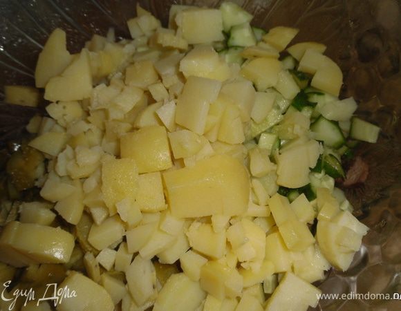 Отварной картофель также нарезать и положить в салатницу