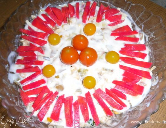 Добавить соль по вкусу и заправить йогуртом.
Приятного аппетита!