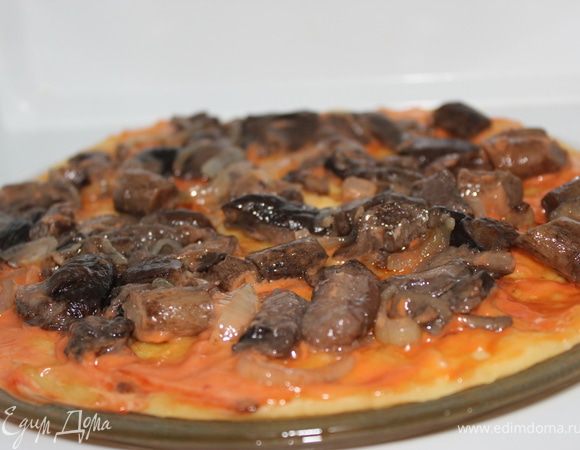 Далее обмазала кетчупом с майонезом в равных порциях. И уложила обжаренные грибочки с лучком. И также поставила на полную мощность еще на 3 минуты.