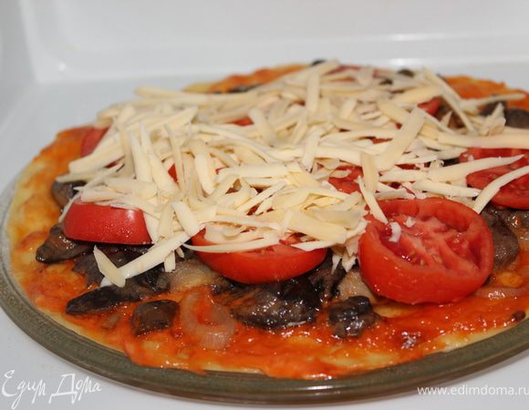 После на них уложила разрезанные кружками помидорки и сверху обсыпала тертым твердым сыром. И еще поставила на 3 минуты готовиться при полной мощности. Вот и все пицца №2 готова!!!)