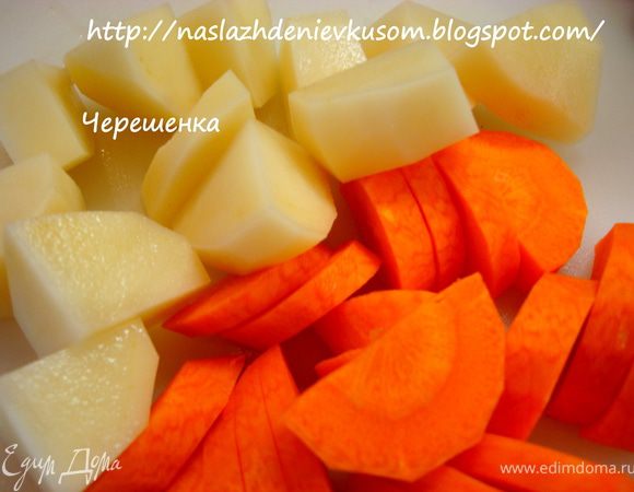 Картофель и морковь режем средними кубиками…