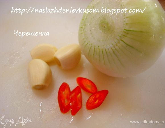 Лук, чеснок и перчик порезать… Если суп будут кушать детки, то перчик следует исключить…