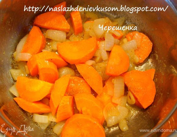Добавить морковь, 1 минуту обжарить на сильном огне, влить 3 ст.ложки воды, довести до кипения, сделать самый маленький огонь и при закрытой крышке тушить 10 минут…