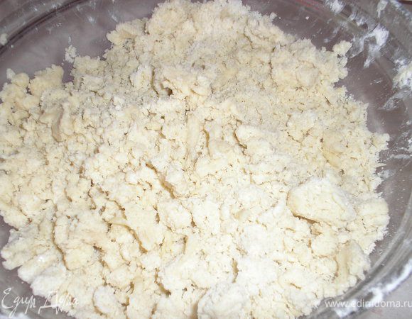 Масло, сахар, 3 ст муки растереть в крошку.