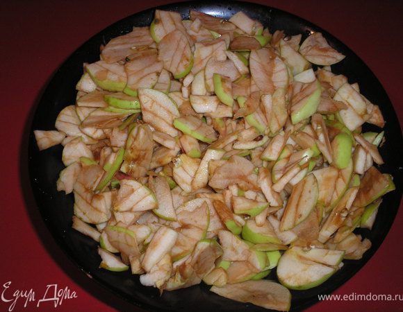 Тем временем чистим яблоки,удалаяем семена, разрезаем на маленькие дольки.