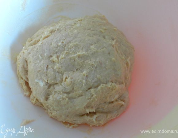 Замемесить гладкое и мягкое тесто. Накрыть, поставить в теплое ме-
сто на 1 ч, пока тесто не увеличится вдвое.