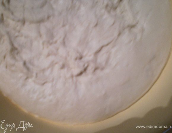 Из муки дрожжей соли и воды замесить тягучее эластичнее тесто.