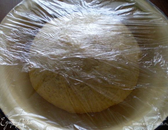 Убрать в теплое место на ночь.Подошедшее тесто заново месить и дать нужную форму.