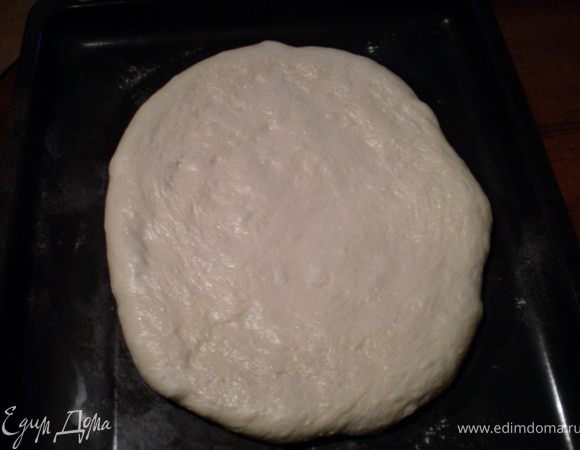 и оставить на 15 минут,что бы подойти. Накрыт тесто пищевой пленкой смазанной рас.маслом (для того,что тесто не прилипло к плёнке). Далее убрать пленку,проколот вилкой параллельно ровные три ряда -линии.Сверху посыпать мак .