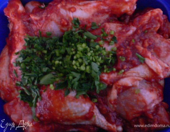 Замариновать куриную голень, добавить зелень и поставить в холод на 1-2часа