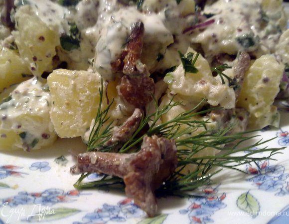 Смешать горчицу со сметаной,  укропом.  Красный лук тонко нарезать полукольцами. Аккуратно перемешать картошку, жареные грибы, лук и сметанный соус.  Подавать сразу же. Но и в холодном виде тоже хорошо.

