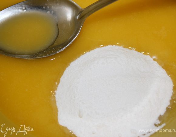 Растопить масло, немножко посолить и добавив сахарную пудру все перемешать.