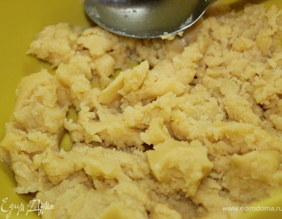 Потом добавляем оставшуюся муку (6ст.л) и все перемешиваем. Тесто будет крошками. Так и должно быть!!!)